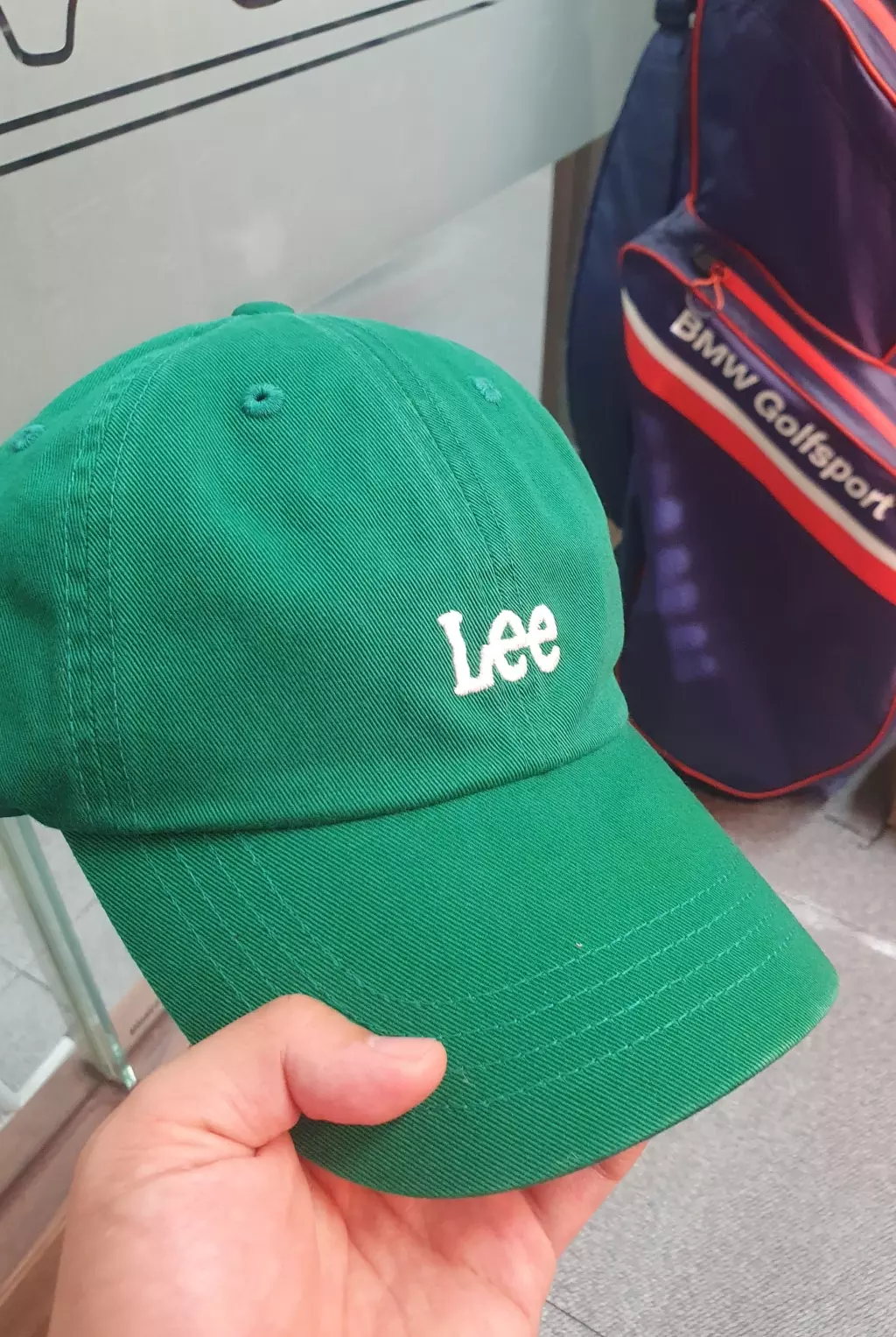 바람솔솔 불고 해서 녹색모자 하나 샀어요~ 색감 이쁘네요~ 청바지제품만 유명한줄 알았