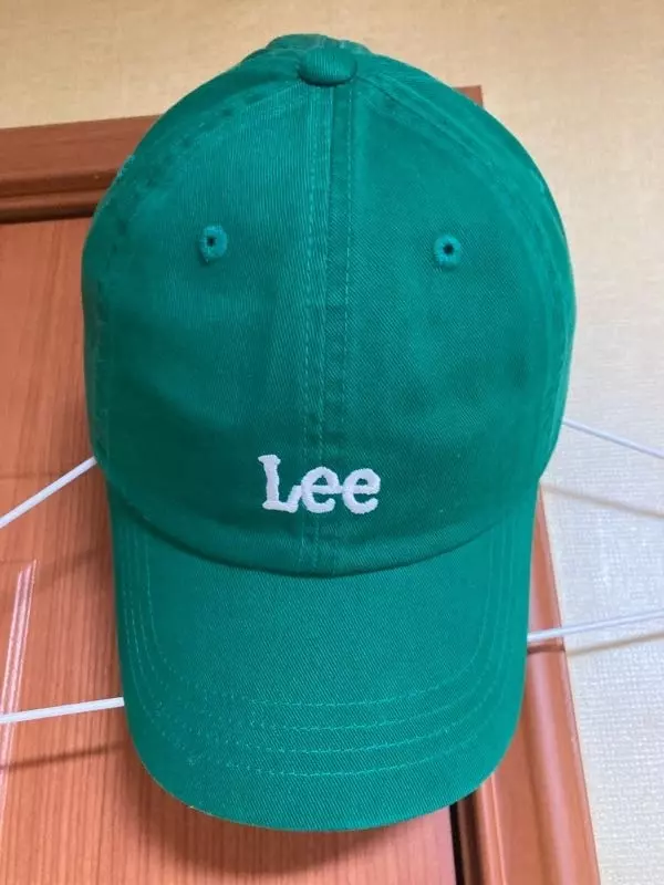 제가 올린 사진보다 색감이 어두워요 참고하세요 눌러쓰는것보단 살짝 걸쳐쓰는게 더 어