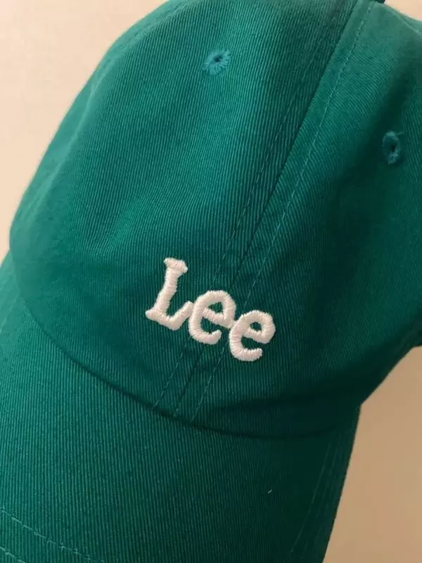 캡 모양이 머리에 딱 맞아서 모양 잡기도 쉽고 편하고 좋아요 색깔도 찐한고 쨍한 초록