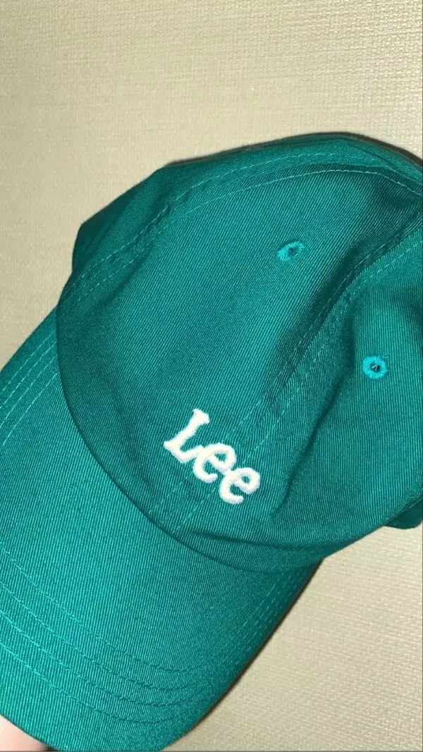 캡 모양이 머리에 딱 맞아서 모양 잡기도 쉽고 편하고 좋아요 색깔도 찐한고 쨍한 초록