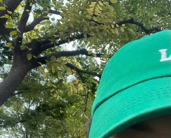 색이 사진과 똑같이 선명하고 디자인도 심플하면서 포인트를 줄 수 있는 모자라서 너무