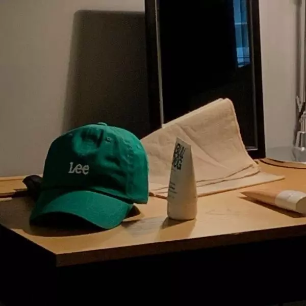 커플 모자로 산건데 너무 맘에 들구 색감도 제가 원하던 색감이고, 머리 둘레를 줄여도