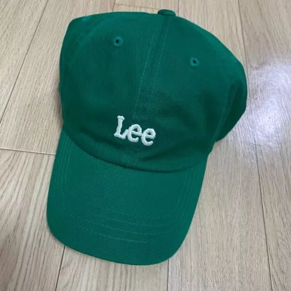 색도 깔끔한 초록 그 자체, 챙도 생각보다 길고 깊이도 적당해서 썼을 때 예뻐요