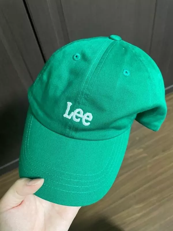 색깔이 너무 밝지 않을까 했었는데 생각보다 밝지않거 제가 딱 원하던 색이여서 너무 좋