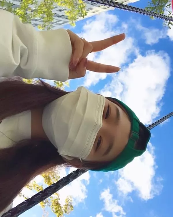 그린색 너무너무 좋아해서 구매했어요제머리 좀 작아서 사이즈 좀 커요근데 괜찮아요 자