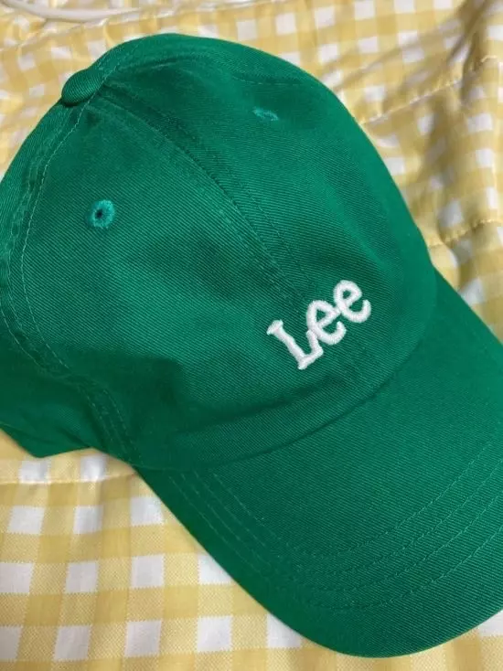 생각보다 더 밝은 초록색이어써요 !! 다른 모자에 비해 챙이 좀 짧은 것 같습니당 그렇