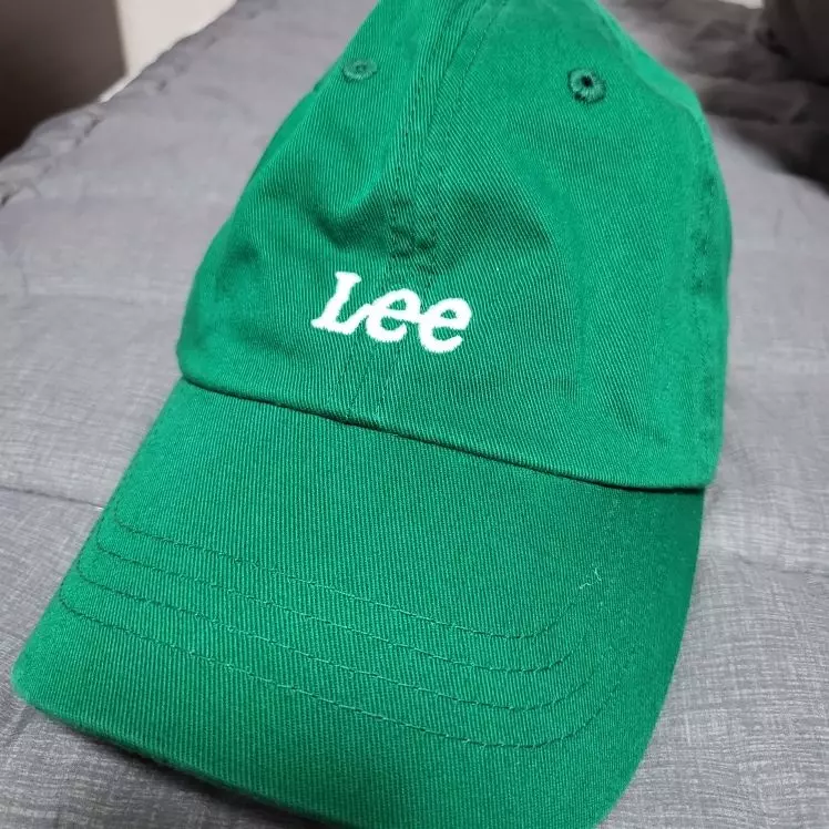 초록색에 최근에 갑자기 꽂혀서 샀는데 청바지에 흰티입고 쓰면 진쩌 이뻐요!!