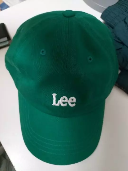 귀여운 느낌의 쨍한 그린 볼캡이에요. 포인트 주기 좋아요!