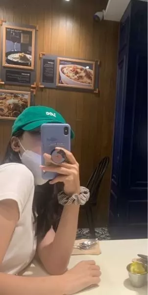 색감 너무 예쁘고 사이즈도 적당해요모자로 포인트 주기 좋은 것 같아요