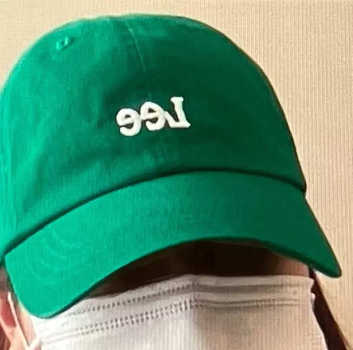 비비드한 초록색이에요 잘 어울리는 옷이랑 같이  잘 쓰면 예쁘게 잘 쓰고 다닐 수 있어