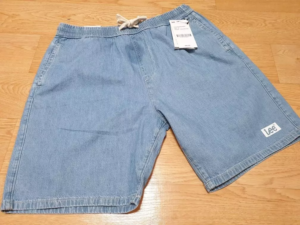 앞부분에 오염이 있어서 물티슈로 닦으니 지워져서 그냥 입으려구요.옷 전체적으로는 만