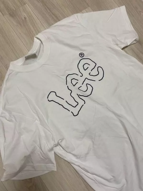 로고가 예뻐요! 어떤 하의를 입어도 무난하게 잘 어울려요 통이 작고 기장이 긴 제품인