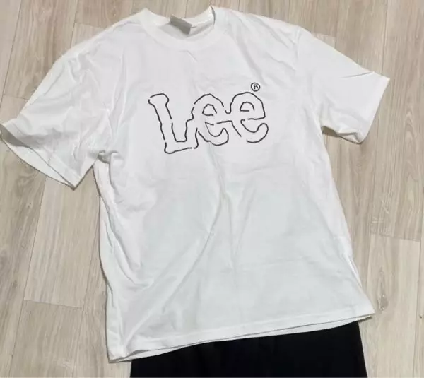 로고가 예뻐요! 어떤 하의를 입어도 무난하게 잘 어울려요 통이 작고 기장이 긴 제품인