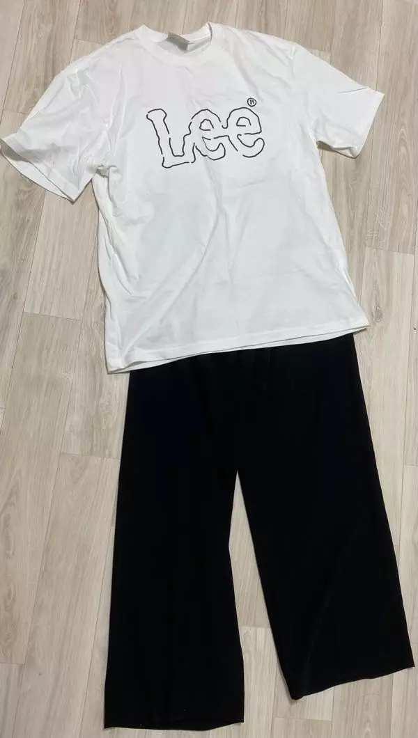 로고가 예뻐요! 어떤 하의를 입어도 무난하게 잘 어울려요 통이 작고 기장이 긴 제품인