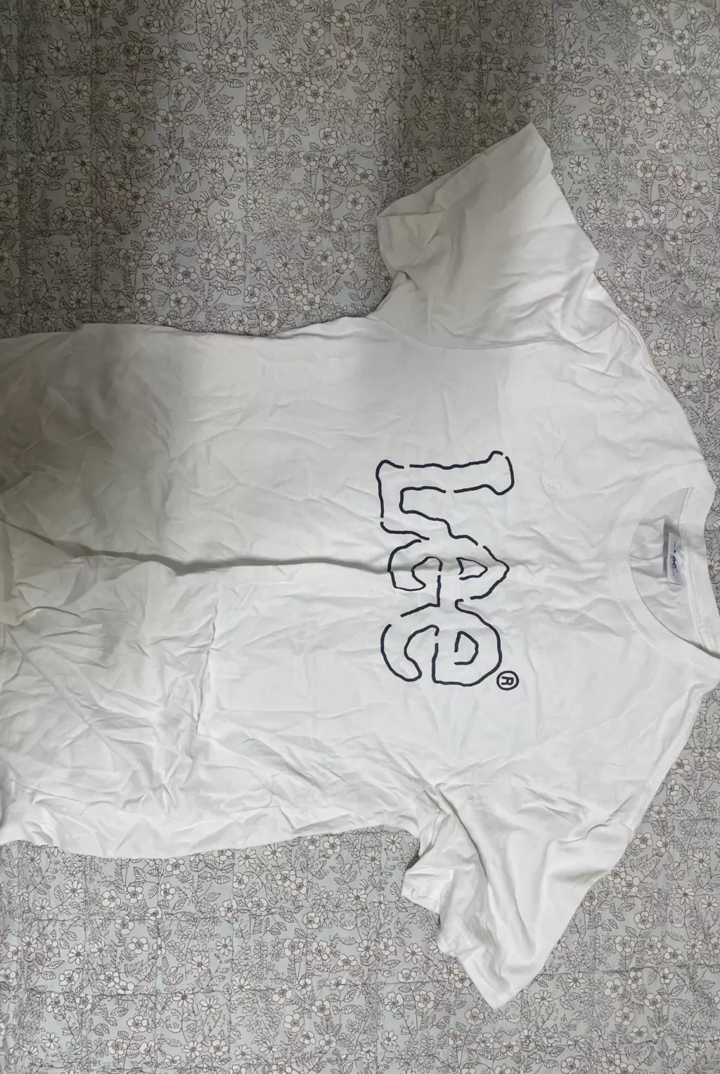 디자인은 예쁜데 생각보다 두꺼워서 더운 재질이더라고요ㅠㅠ 한여름에 입으니까 약간 