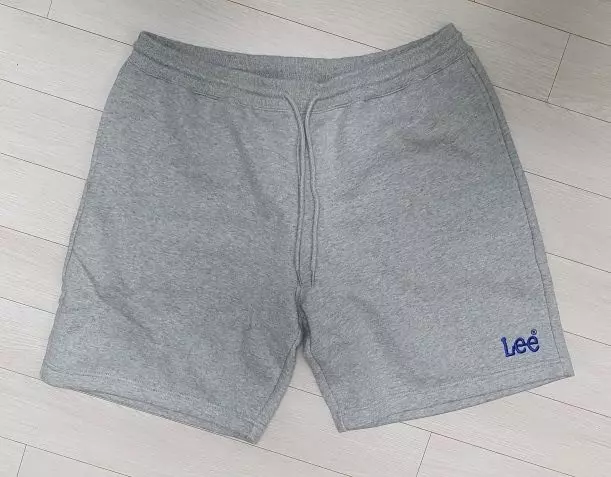 허리가 너무 크네요입을때마다 끈으로 조여야 합니다