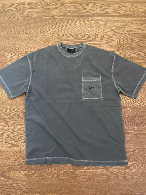 목부분이 좀 좁은데 오히려 늘어짐이 없을 것같아서 좋고 약간 물 빠진듯한 옷 색감을 