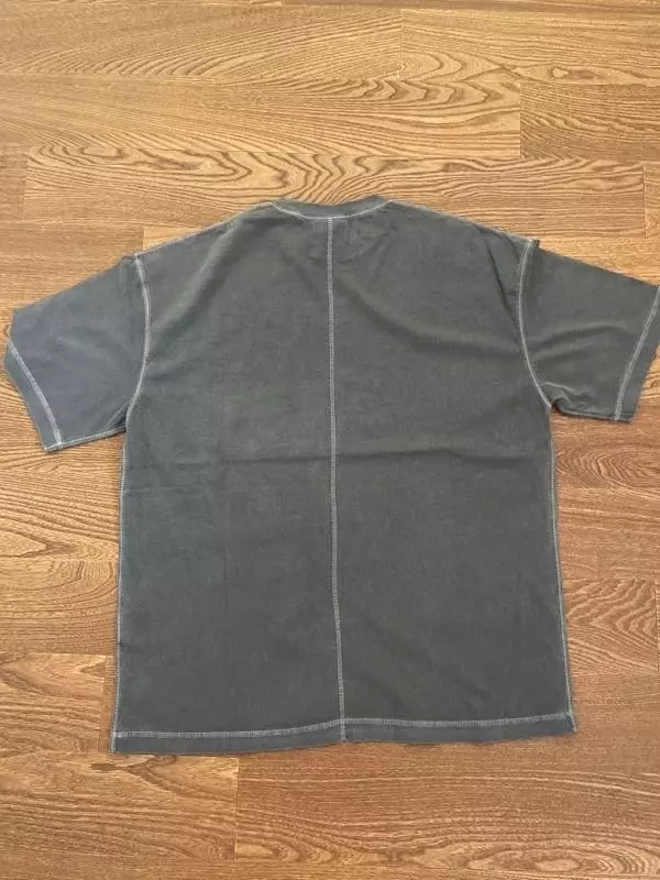 목부분이 좀 좁은데 오히려 늘어짐이 없을 것같아서 좋고 약간 물 빠진듯한 옷 색감을 