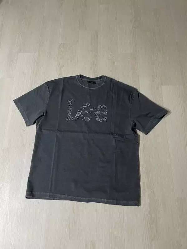 오버핏인데 이쁘게 딱 떨어지는 핏이라 너무 이뻐요! 다른 티셔츠도 살 예정입니다!!