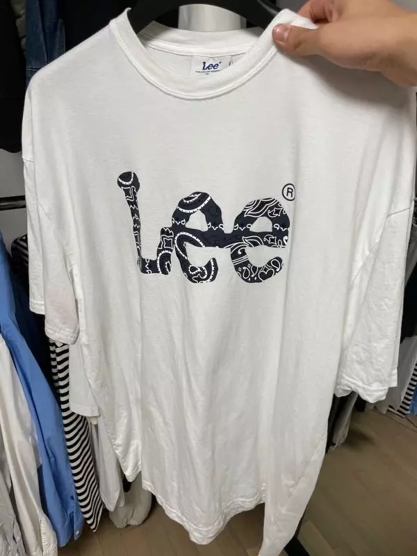 이뻐요!! 지금 사진상 구겨진건 빨래해서 그래요,, 잘입고있습ㄴ다