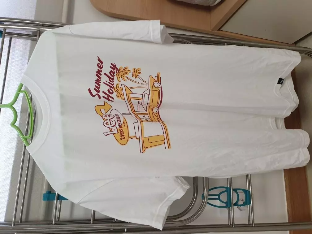 원단이 얇아서 시원하게 입을 수 있어요 넥라인 좁아서 좋아요 기장은 69cm로 알고 있는