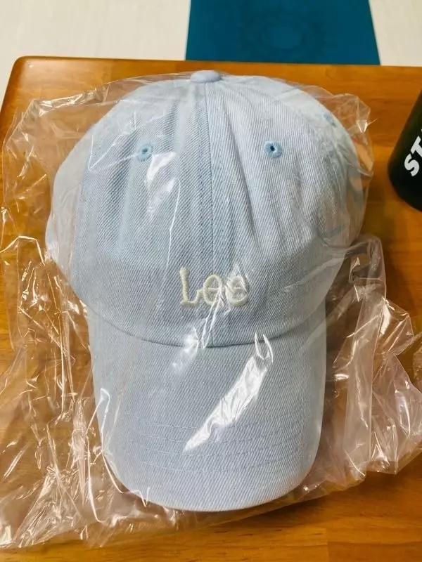 여름에 화사하게 쓸 수 있는 색입니다. 검정, 흰색 옷에 다 잘 어울릴 듯 합니다.