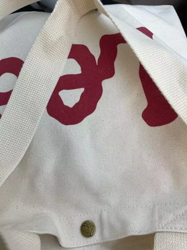 가방에 꽤 들어가서 귣납작한 가방이라 뭐 많이 넣으면 네모나게 떠요 대충 들고다니기