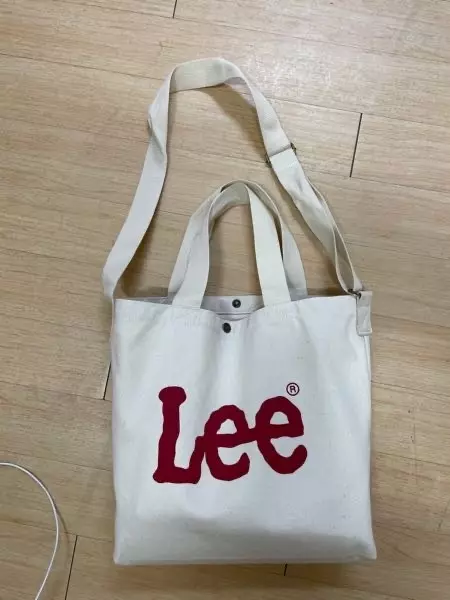 수납공간은 생각보다 작지만 로고 색깔이 맘에 드네요