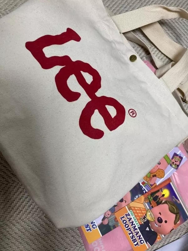 가방은 너무 마음에 들어요 단지 사용하자마자 펜자국이나서 아쉽지만요 ㅠ