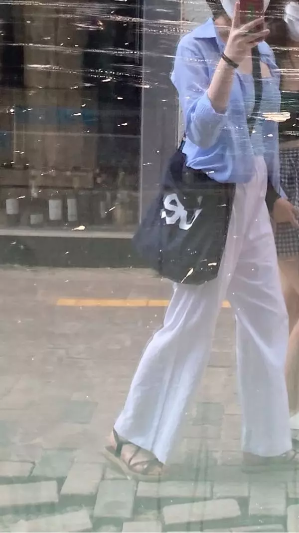 조아여 근데 안에 속지.? 그렁게 없고 그냥 밖에 천 하나만 있어요 그리고 지퍼 없고 똑