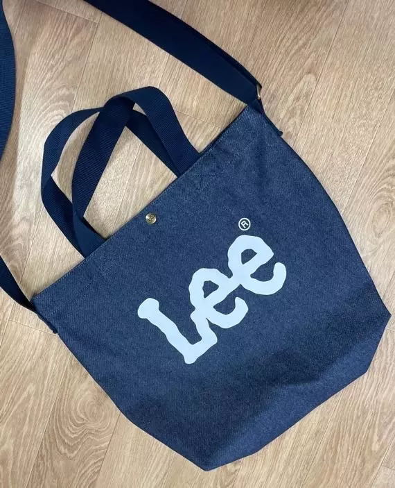 검정색 아니고 약간 청 재질이라서 더 예뻤던거같아요 내용물도 많이 들어가고 길이 조