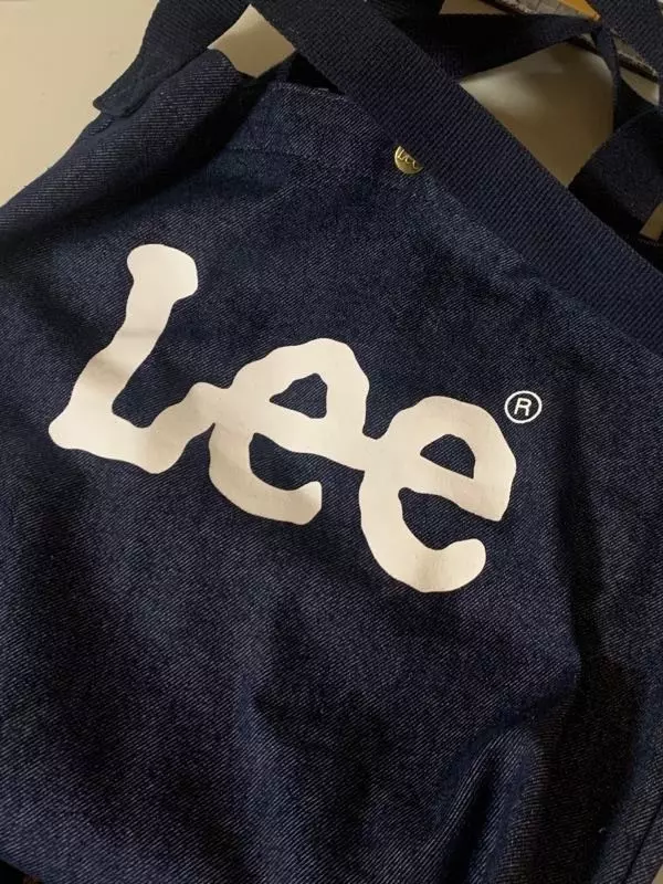 여름에 잘 어울릴거같아서 구매했는데 역시나 이뻐요! 특히 흰티에 잘 어울리네요! 잘 