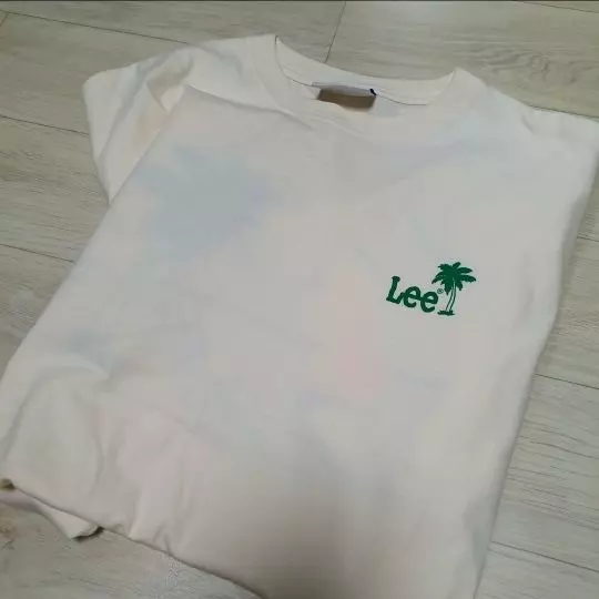 생각보다 커서 아쉽지만 아이보리색에 깔끔한티라서 걍 입고 다닐려고용!