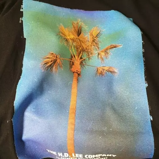 커플티로 입으려고 주문했어요 백프린팅 포인트되고 좋아요! 몸통크기는 넓지 않아 완전