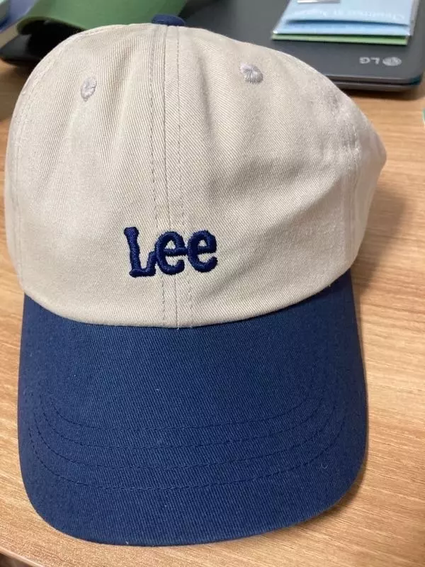 모자를 좋아하는 저로써는 그냥 지나칠수 없는 모자엿어요~