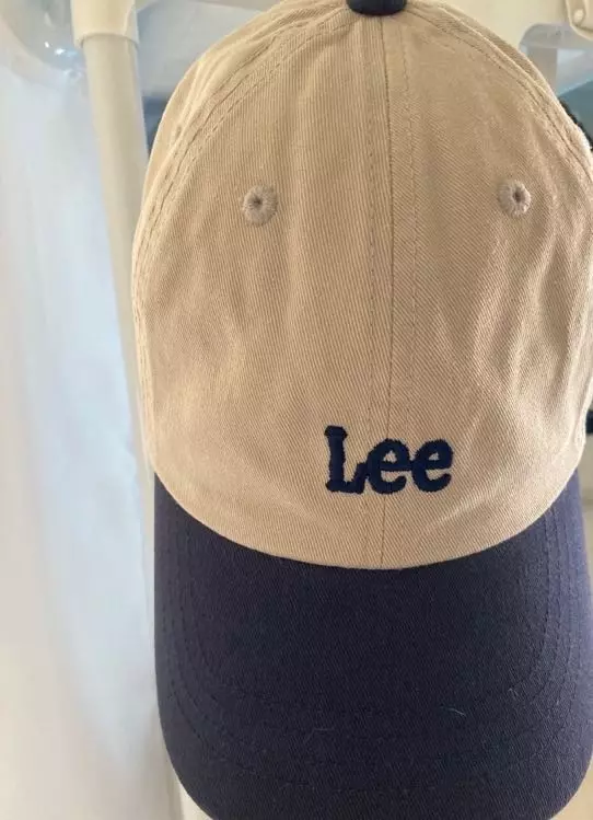 총알배송이에요 , 하루만에 왔고 사진이랑 색감도 비슷하고 캡도 예뻐영