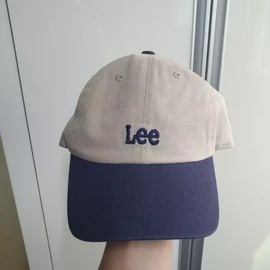 배색으로 들어건 모자는 처음 써보는데 은근히 코디도 잘되고 이쁘네요