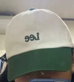 색이 화이트와 녹색 조합이 좋아서 잘 쓰고 다니고 있습니다원래 검은색모자만 착용했던