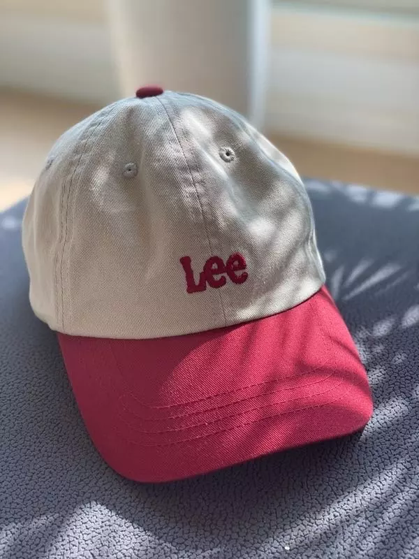 베이지와 레드가 잘 어울려서 어떤 옷에도 찰떡이예요