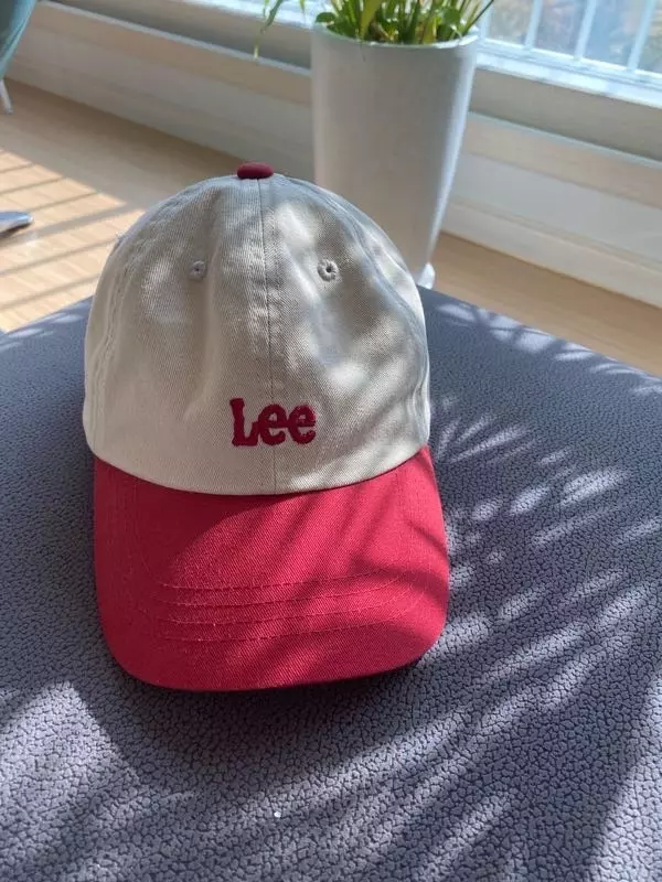 베이지와 레드가 잘 어울려서 어떤 옷에도 찰떡이예요