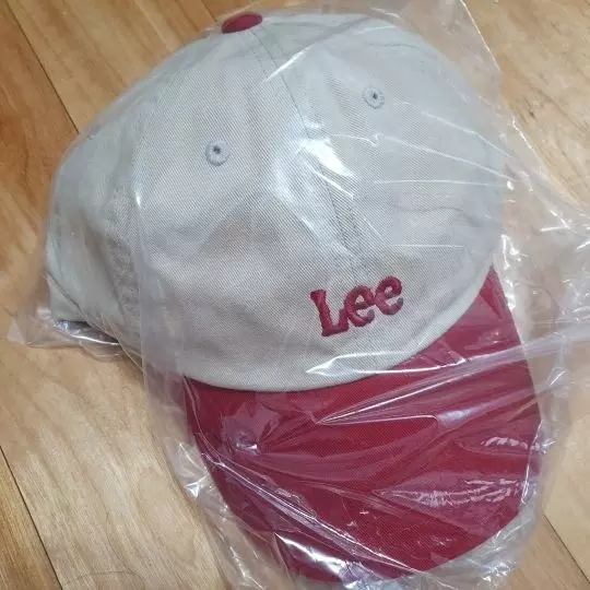 컬러는 화면과똑같이 진한레드컬러이고 빈티지해보는 디자인이고 너무 만족스럽네요  포