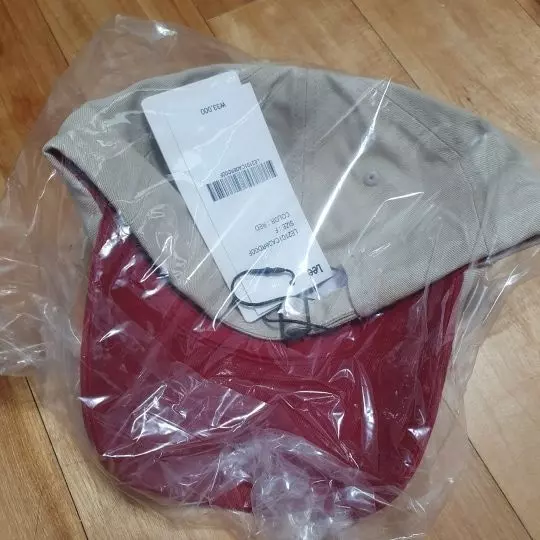 컬러는 화면과똑같이 진한레드컬러이고 빈티지해보는 디자인이고 너무 만족스럽네요  포