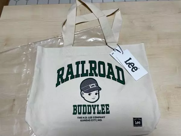 프린팅이 예뻐서 구입했는데 받아보니 진짜 페인팅이 다함 ㅎㅎ 예쁘고 생각보다 수납공