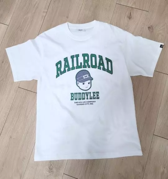 오래 기다려서 받은 보람있네요. 제품 사진보다 훨씬 고급지고 프린트도 선명합니다. 원