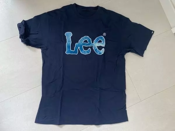 글씨 색깔이랑 바탕색이 딱 예뻐서 블랙 위주로 즐겨입던 제가 나름 질리지 않게 입을 