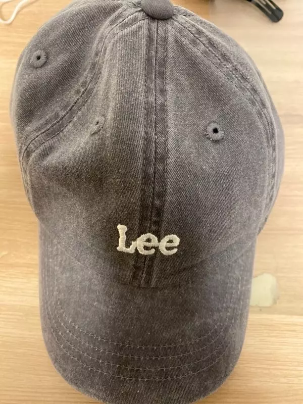 색감이 정말 예쁘고 가을에 쓰고다니기 좋을거같습니다