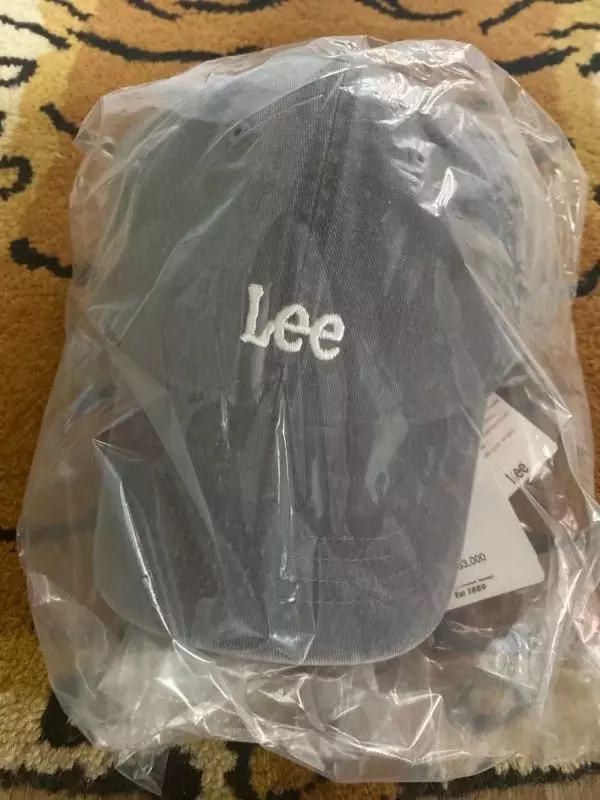 생각보다 소라 컬러가 섞인오묘한 느낌이고편하게 여기저기 잘 쓸 수 있을 것 같아요예