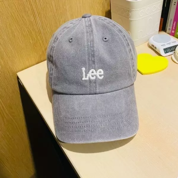 피그먼트 워싱 된 디테일이 좋네요 모자가 많이 깊지는 않고 딱 기본 느낌입니다 머리가