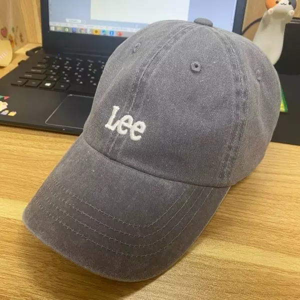 첨엔 불만 가득이엿지만 이젠 이 모자에만 손이 가네요 머리에 딱 맞아서 조이는 느낌도