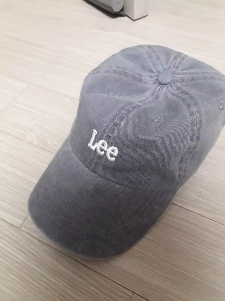 예쁘고 아무 옷에나 쓰기 좋은데 쫌 짧네요 그거말곤 퀄리티는 좋습니다